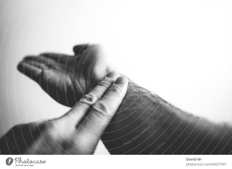 Puls am Handgelenk messen / fühlen handgelenk Gesundheit prüfen Kontrolle Pflege Finger Hände