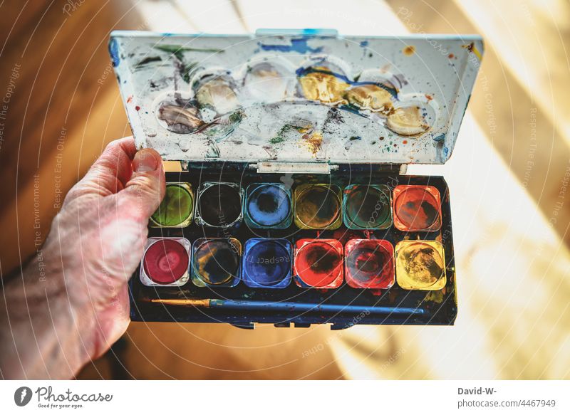 Kunst und Kreativität - Künstler hält einen bunten Wasserfarbkasten in der Hand malen kreativ Wasserfarbe Freizeit & Hobby Leben Spaß Freude Lebensfreude