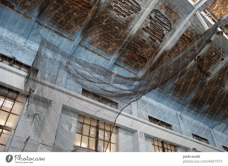 Rein gar Nichts in der Halle Lagerhalle Architektur Wand blau Gebäude Fenster Decke Froschperspektive Netz Strukturen & Formen hängen besprüht