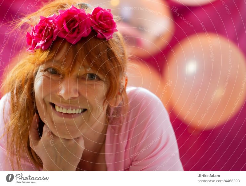 Verrückt in Rosa | Lachende Frau mit rosa Klamotten hat Spaß ...... rothaarig feminin Mensch Innenaufnahme Erwachsene Sehnsucht lachen natürlich Fröhlichkeit
