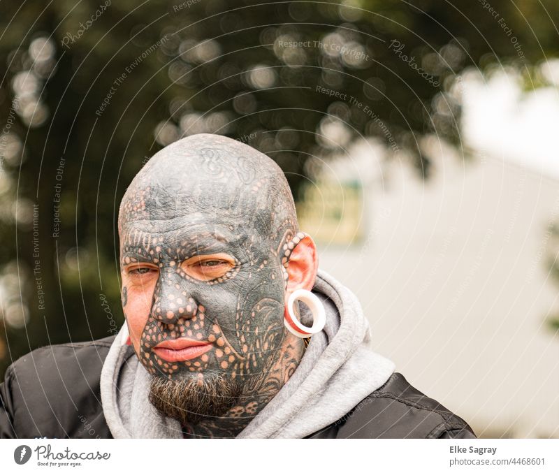 Gesichts- Tattoo extrem Junger Mann Porträt Erwachsene Außenaufnahme Schwache Tiefenschärfe Blick in die Kamera