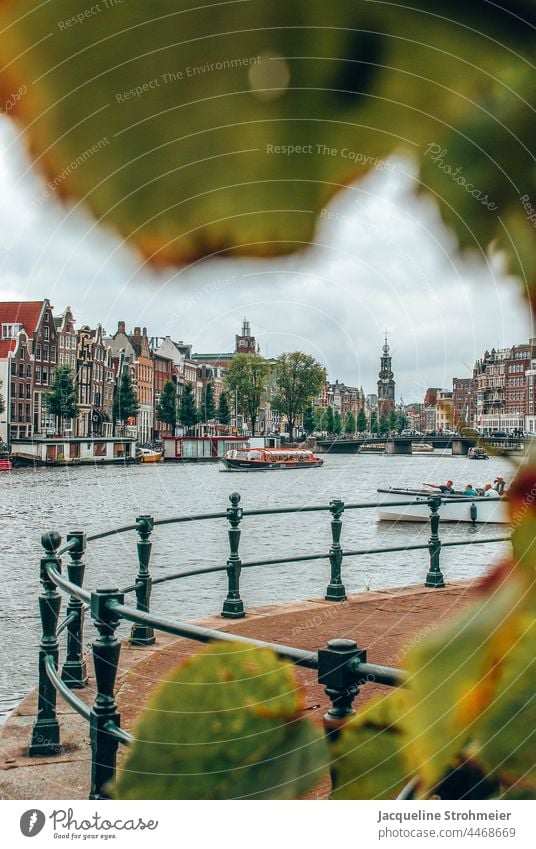 Ansicht von Gebäuden und Grachten in Amsterdam, Niederlande holländisch Zwanenburgwal Amstel Kanalfahrt Ausflugsschiff Bootstour Herbst bunte Blätter Fluss