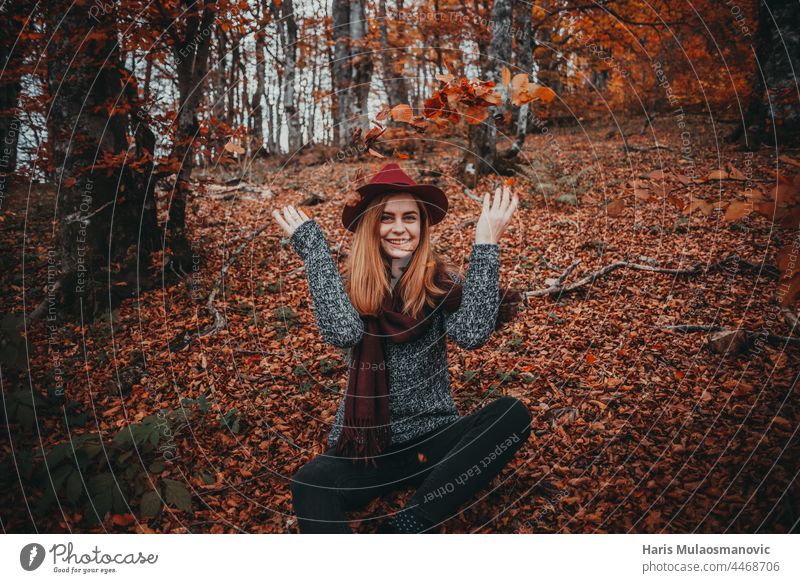 Mädchen mit Hut genießt den Herbstwald allein Herbstfarben Herbstlaub Herbst-Vibes Hintergrund schön schöne Frau Kaukasier Feier Sauberkeit geschlossene Augen