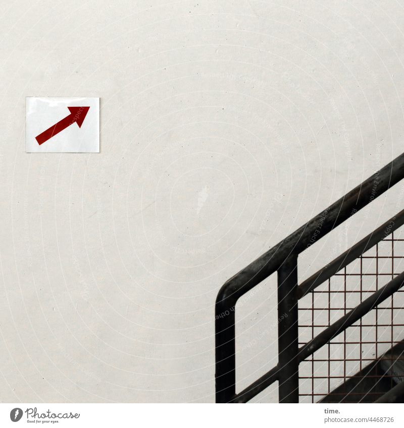 Schilder | aufwärts treppe schild pfeil wand mauer metall eisen richtung orientierung diagonal maßnahme