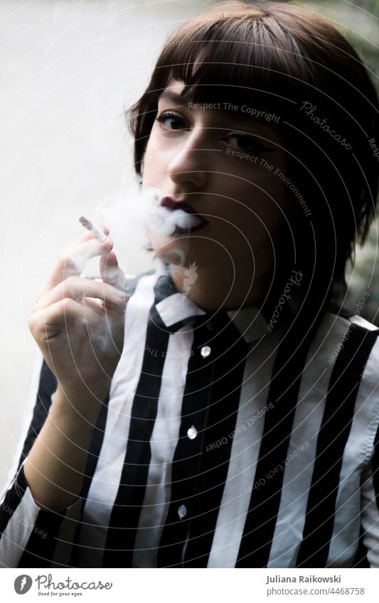 stylische junge Frau raucht Rauch Zigarette Rauchen Porträt ungesund Zigarettenrauch gesundheitsschädlich Gesundheitsrisiko Abhängigkeit Sucht Tabakwaren