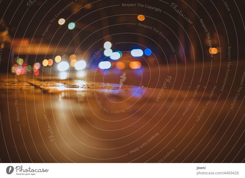 Stadt bei Nacht Straße Verkehr Licht Straßenbeleuchtung Blaulicht Autofahren dunkel Geschwindigkeit PKW Mobilität Wege & Pfade Polizei Krankenwagen Dunkelheit