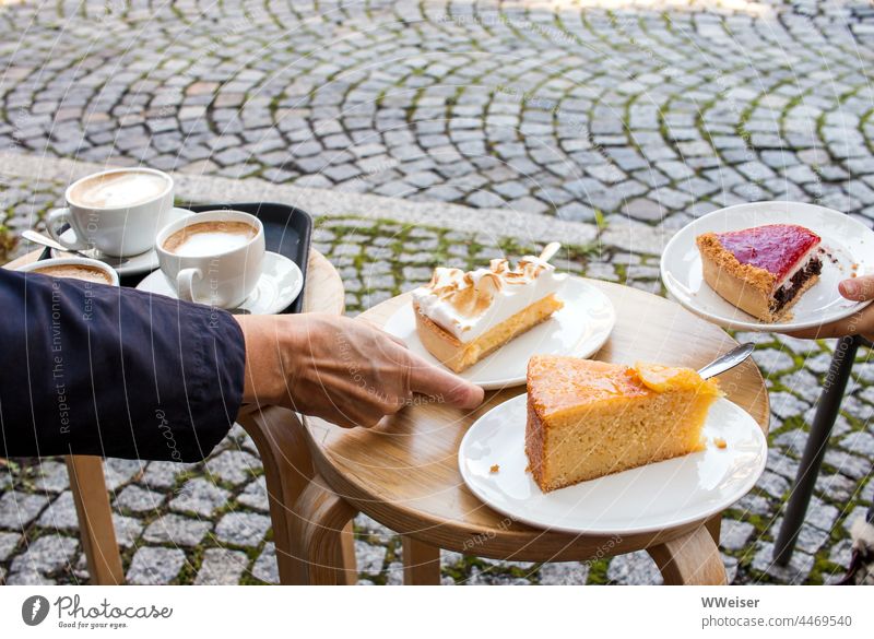 Ein kleines improvisiertes Kaffeekränzchen für drei Personen mit besonders leckerem Kuchen Bäcker Konditorei essen trinken Cappuccino Tassen Teller zusammen
