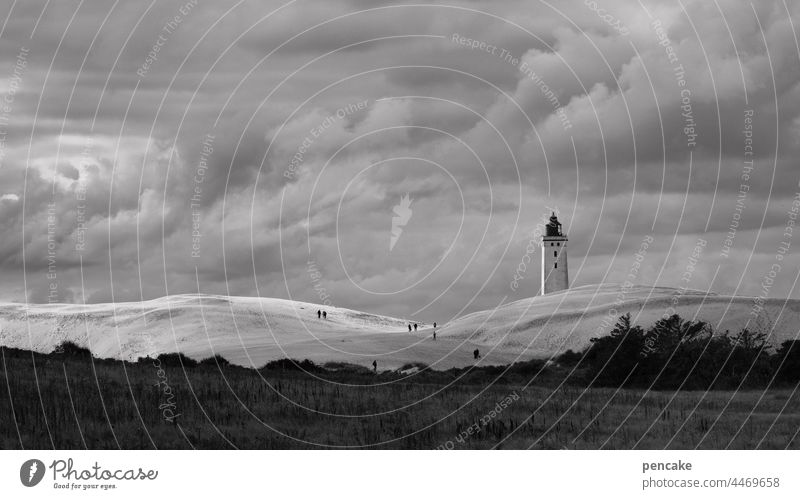 dänische dramaturgie Leuchtturm Wolken Landschaft Düne Wanderdüne schwarz weiß dramatisch Wetter Panorama Wanderdüne Rubjerg Knude Küste Nordsee Sand Dänemark