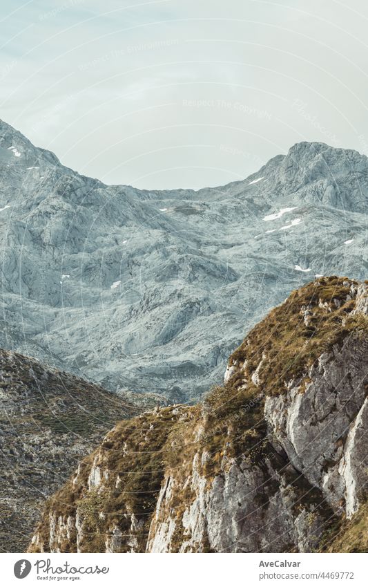 Idyllische Berglandschaften in Spanien mit blühenden Wiesen im Frühling, Freiheit und Friedenskonzepte Landschaft Tapete Panorama hoch national Szene Wolken