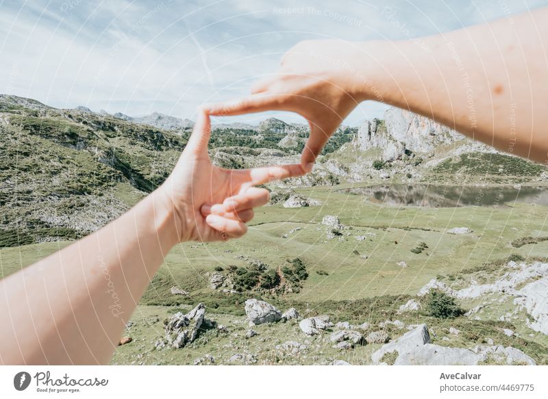 Tumblr Stil Bild Hand über Idyllische Berglandschaft in Spanien mit blühenden Wiesen im Frühling, Freiheit, Freiheit und Frieden Konzepte Landschaft Tapete