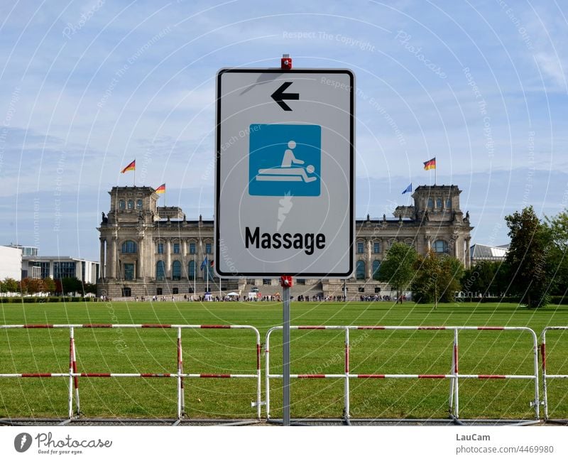 Zentrale Entspannung? - Massage im Reichstag Politik Regierung Deutscher Bundestag Regierungssitz Berlin Hauptstadt Parlament Sondierung Sondierungsgespräche