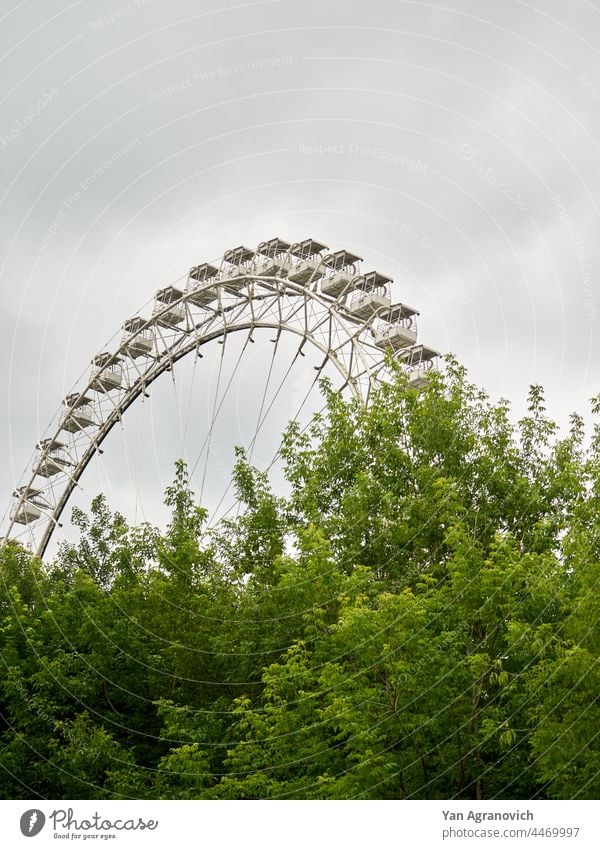 Riesenrad im Moskauer Park Sommer wolkig Rad Sesselkarussell Jahrmarkt Licht Freizeit & Hobby Himmel drehen Freude hoch Fahrgeschäfte Karussell rund