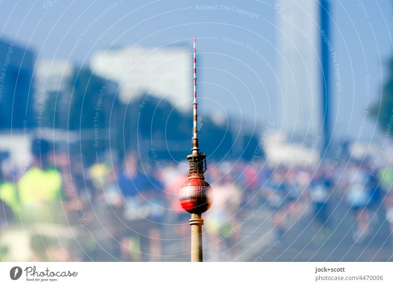 3333 Läufer des Marathons und der Fernsehturm in Berlin laufen sportlich Sportveranstaltung Wettkampf Laufsport Fitness Hauptlauf Unschärfe Karl-Marx-Allee