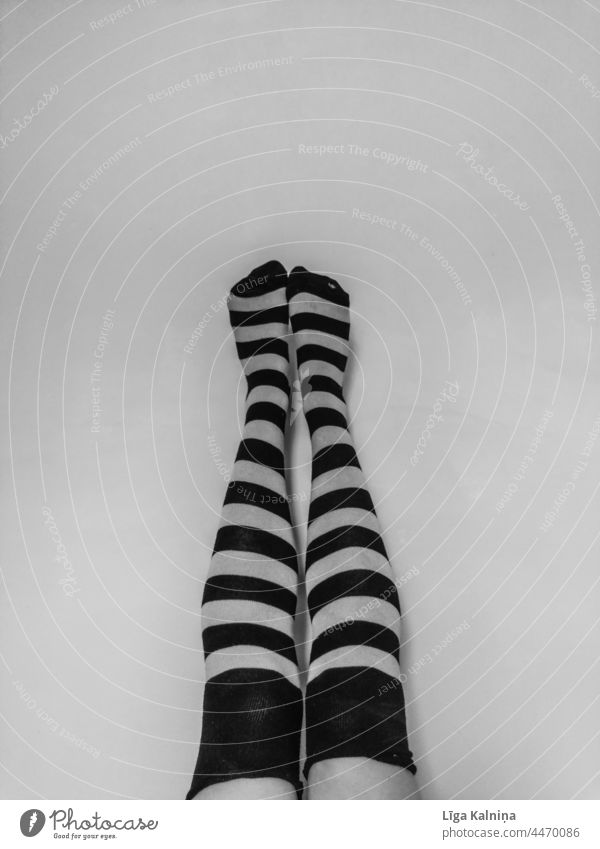 Beine in gestreiften Socken in Schwarz und Weiß Strümpfe Ringelsocken Fuß Zehen Mensch Schuhe Mode Bekleidung Kniestrümpfe