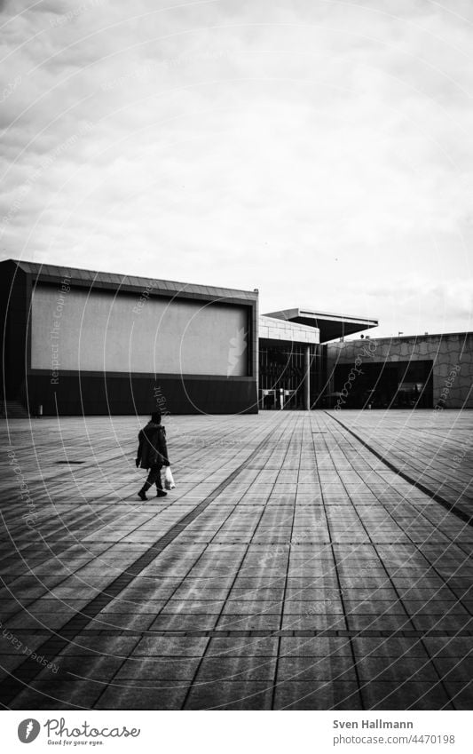 Mann geht alleine spazieren Architektur Gebäude Moderne Architektur Fassade ästhetisch Symmetrie Design modern abstrakt Ordnung Linie Architekturfotografie
