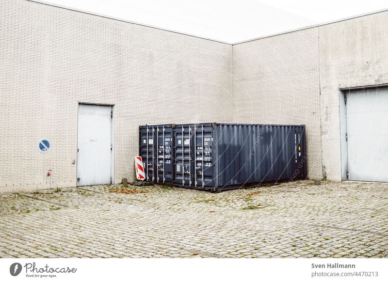 Container stehen in einer Ecke vor Hallen Außenaufnahme Farbfoto Metall Menschenleer Güterverkehr & Logistik Hafenstadt Baustelle Containerterminal Handel