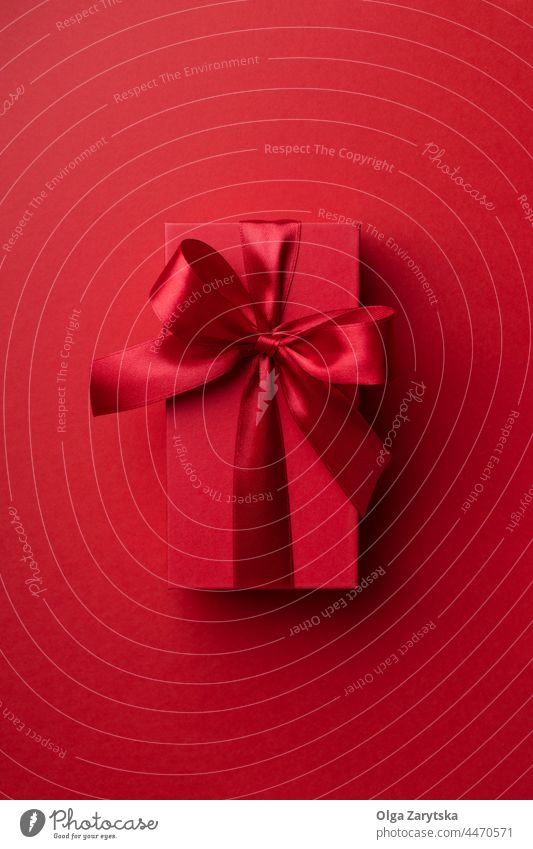 Rote Geschenkbox auf rotem Hintergrund. Kasten Valentinsgruß Weihnachten Monochrom sehr wenige präsentieren Draufsicht Bändchen erstklassig Reichtum Schleife
