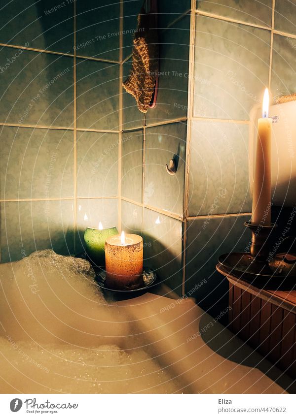 Badewanne mit Badeschaum im Kerzenlicht baden Schaumbad Entspannung Badezimmer ein bad nehmen Fliesen u. Kacheln