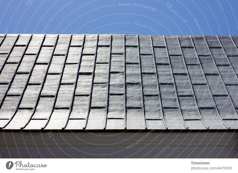 Blauer Himmel überm Dach Metall glänzend Elemente Linien Gebäude Bauwerk Mauerwerk Kirche blau schönes Wetter Menschenleer Dänemark Architektur Schönes Wetter