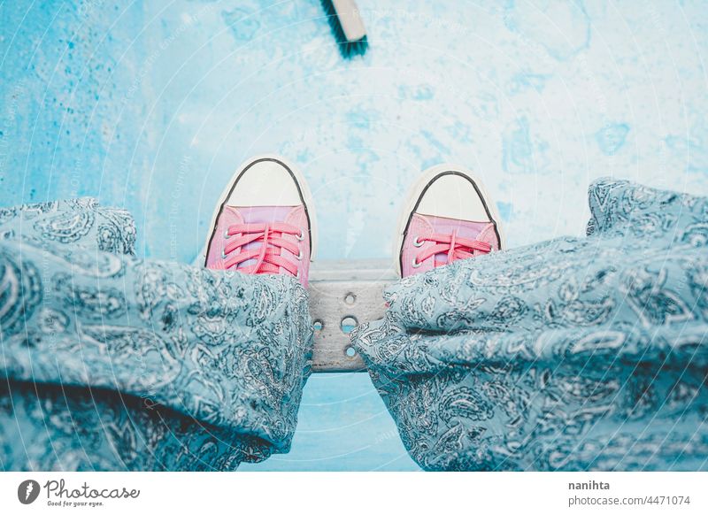Hohe Winkel Ansicht einer jungen Frau Beine in einem leeren Pool Fuß blau rosa Hintergrund abstrakt hoch Perspektive Turnschuh Gegensätze cool kalt Töne trendy