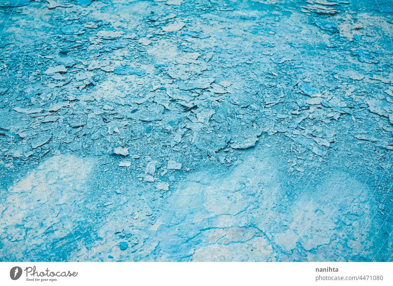 Abstrakte Textur aus gecrackter blauer Farbe Grunge Bruchstein Hintergrund abstrakt Trümmer Wrack trocken rau Töne Monochrom Duoton cool kalt frieren gefroren