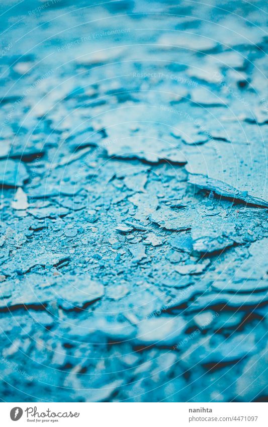 Abstrakte Textur aus gecrackter blauer Farbe Grunge Bruchstein Hintergrund abstrakt Trümmer Wrack trocken rau Töne Monochrom Duoton cool kalt frieren gefroren