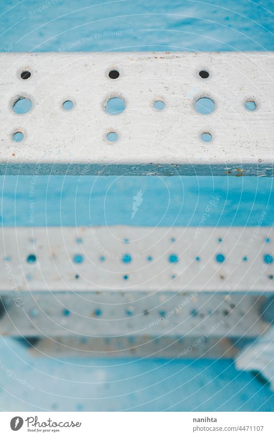 Metalltreppe eines Schwimmbads schließen abschließen Treppe metallisch Pool Detailaufnahme Glanz blau türkis Linien Perspektive abstrakt Hintergrund Struktur