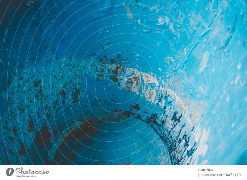 Alter Eimer verschmutzt mit blauer Farbe Kunst künstlerisch Grunge Hintergrund dreckig Töne türkis Oxid Skala rostig abstrakt Form knusprig gealtert trocknen
