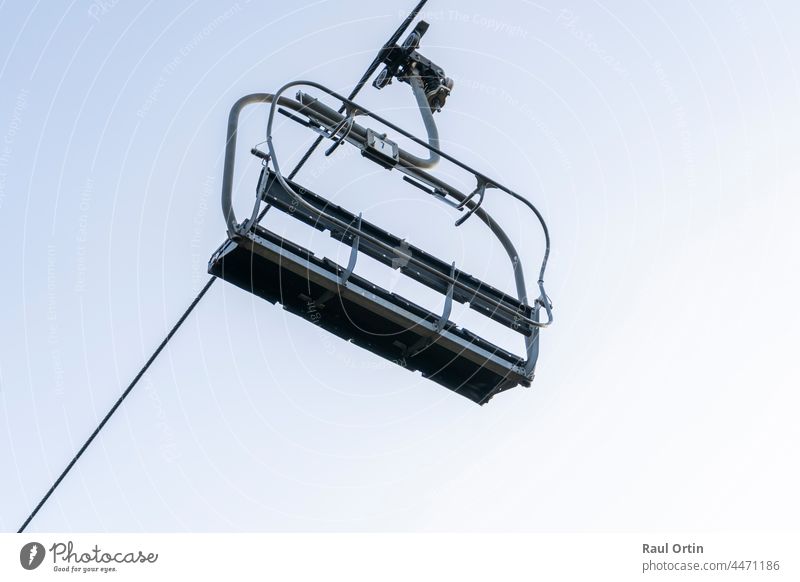 Blick auf Sessel Skilift auf blauem Himmel background.Wintersport Konzept. Stuhl heben Verkehr Landschaft Resort Sessellift Sport Schnee Hügel Hintergrund