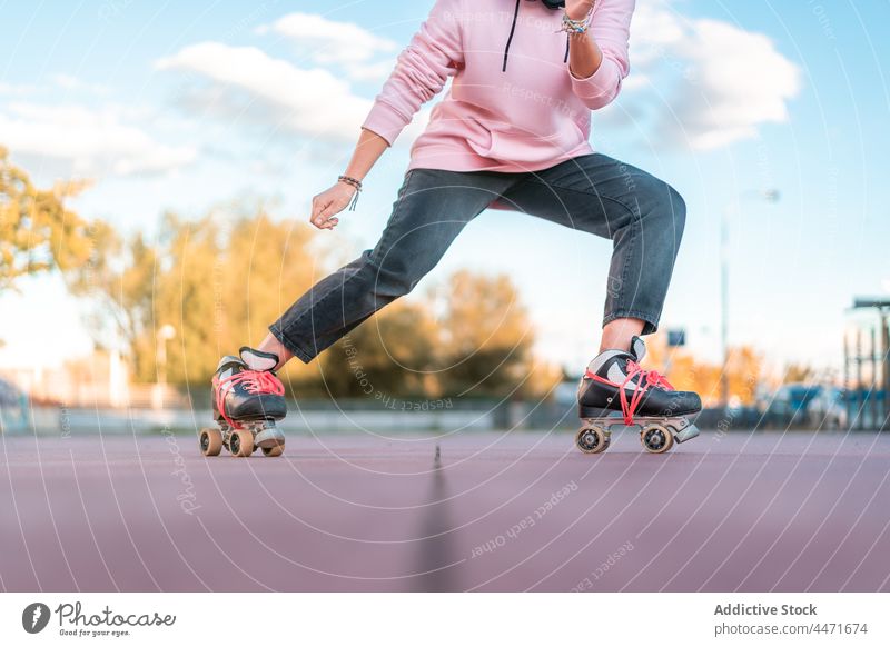 Anonyme Skaterin übt Stunt im Park Frau Schlittschuh Hobby Aktivität Rolle Skateplatz extrem rosa Energie aktiv jung üben Fähigkeit Jeansstoff lässig urban