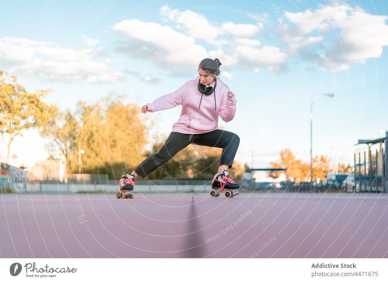 Skaterin übt Stunt im Park Frau Schlittschuh Hobby Aktivität Rolle Skateplatz extrem rosa Energie aktiv jung üben Fähigkeit Jeansstoff lässig urban Lifestyle