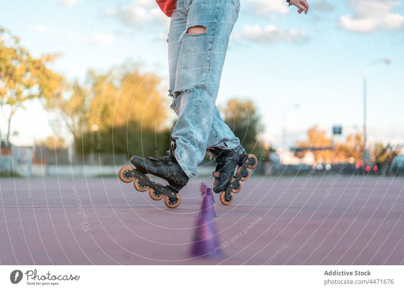 Rollschuhfahrer beim Üben eines Tricks im Skatepark Schlittschuh Person Aktivität Rolle Rollerblades Zapfen Skateplatz üben Training Sport Bein Jeanshose aktiv