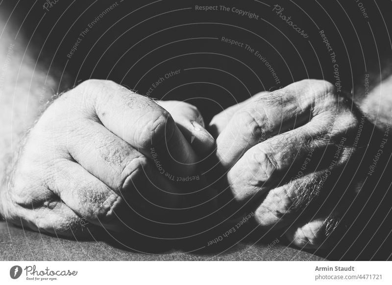 schwarz-weiß Fotografie zwei entspannte Hände Erwachsener schwarz auf weiß hell bw Nahaufnahme Kontrast dunkel Ausdruck Finger Faust gestikulieren Hand