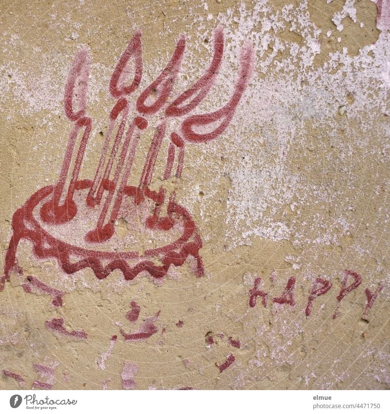 An der verputzten Wand ist gerade noch eine gemalte Torte mit fünf brennenden Kerzen und das Wort HAPPY in weinrot zu erkennen / kreativ / unvollständig