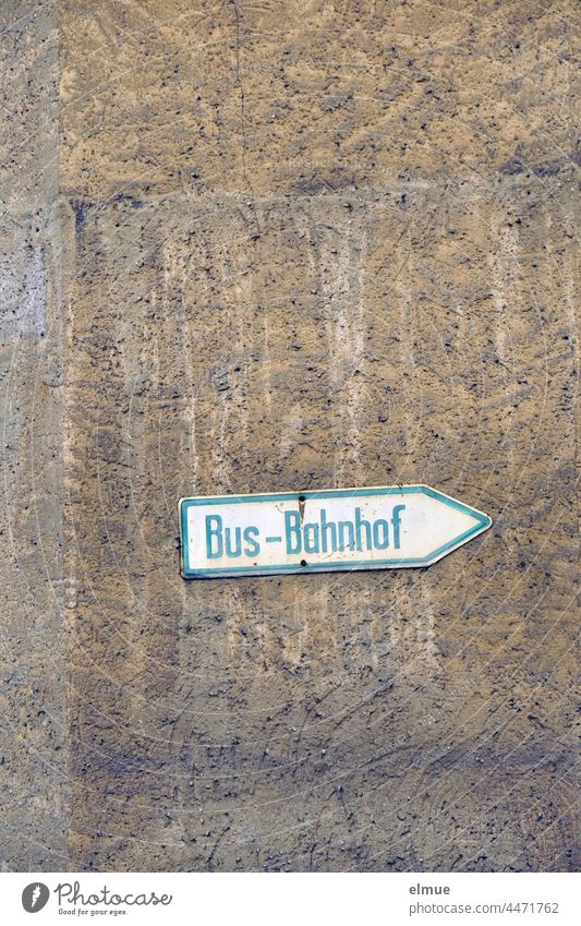 Hinweisschild  - Bus-Bahnhof -  an einer unansehnlichen, verputzten Wand / öffentliche Verkehrsmittel  / Orientierung Busbahnhof Schild Schilder & Markierungen