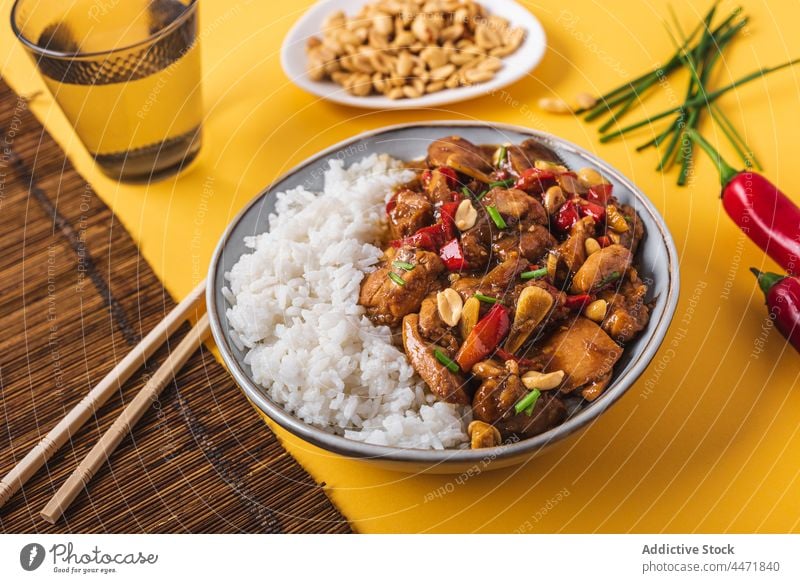 Kung Pao Huhn mit Reis, Chili und Erdnuss Hähnchen Paprika Peperoni heiß Essstäbchen Chinesisch Schalen & Schüsseln Küche Lebensmittel Würzig Koch Zwiebel