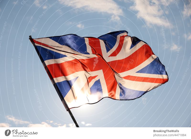 UK Großbritannien Flagge weht im bewölkten blauen Himmel Fahne Transparente vereinigtes königreich Briten übersichtlich fliegen winken Wind Flagstaff Fahnenmast