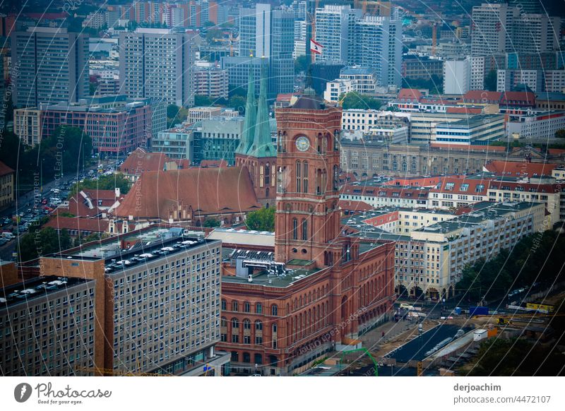 Inmitten der Hochäuser in der Stadt steht das Rote Rathaus in Berlin. Farbfoto Wahrzeichen Architektur Sehenswürdigkeit Menschenleer Bauwerk Außenaufnahme