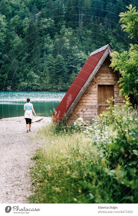 Junge anonyme Frau allein am See zwischen Bergen Ferien & Urlaub & Reisen Sommer grün Windstille Erholung Wasser Berge u. Gebirge Ausflug Tourismus Natur Alpen