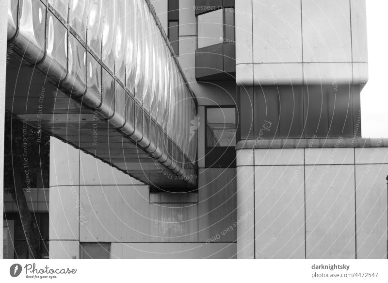 Gebäude der Justiz in moderner Architektur mit Brückenbauwerk, welches das Bild diagonal surchläuft. Starke Tiefenschärfe Strukturen & Formen Gedeckte Farben