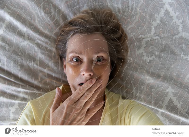 Emotionale Selbstaufnahme einer Frau mittleren Alters sieben Tage nach einer doppelten Blepharoplastik der Augenlider. Chirurgie blepharoplsty Gesicht