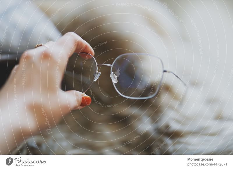 Brille Hand halten Brillengestell Brillenträger Blick Mensch feminin Frau Junge Frau Optik sehhilfe sehen Konzept Trend Mode vergesslich alleine Lesebrille