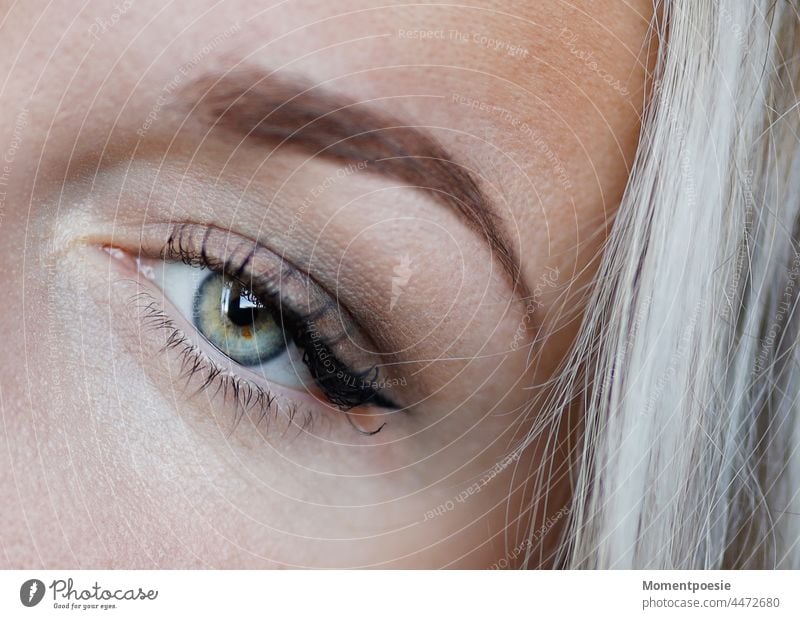 Auge Frau geschminkt Schminke Makeup Lidstrich Wimpern Augenfarbe sehen Blick blond Make-up Wimperntusche Kosmetik feminin Mensch Pupille schön Regenbogenhaut