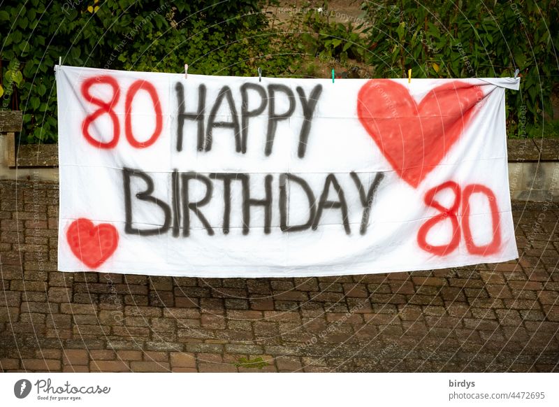 HAPPY BIRTHDAY zum 80 - sten Geburtstag. Bemaltes Tuch mit Schrift , Ziffern und roten Herzen Jubiläum Alter Geburtstagsgruß rote Herzen Happy birthday