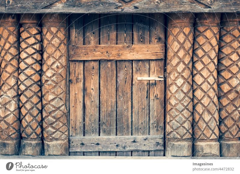 Alte Holztür. Nahaufnahme einer alten Tür. Blockhaus Außenwand, Holzhaus. Nahaufnahme. Hintergrund. Textur. antik architektur hintergrund hintergründe braun