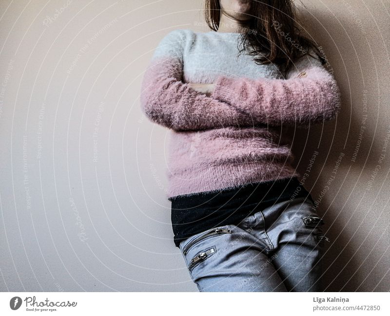 Unbekannte Frau lehnt an der Wand Körper Oberkörper Mensch feminin Vorderansicht Erwachsene Farbfoto anonym Körpersprache Mode Pullover Lehnen Bekleidung Wärme