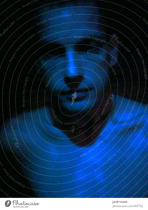 Mann im Schein Gesicht nackt blau geduldig Selbstbeherrschung Erotik Identität unschuldig stumm wahrnehmen Gesichtsausdruck Lichtschein Kunstlicht Schatten