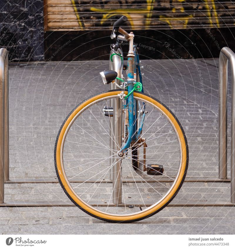 blaues Fahrrad auf der Straße Verkehrsmittel Transport Fahrradfahren Radfahren Zyklus Sitz Lenker Objekt Sport Hobby Lifestyle im Freien