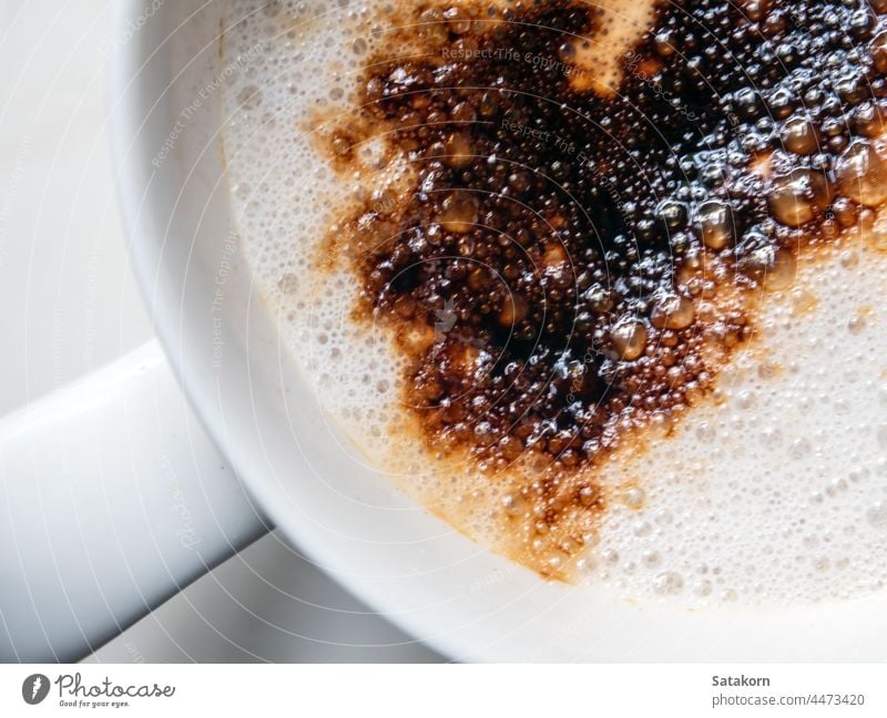 Kaffeeflecken auf einer weißen Kaffeetasse, die in einem Café abgestellt wurde Tasse trinken Koffein Frühstück braun Getränk Fleck Becher geschmackvoll Ansicht