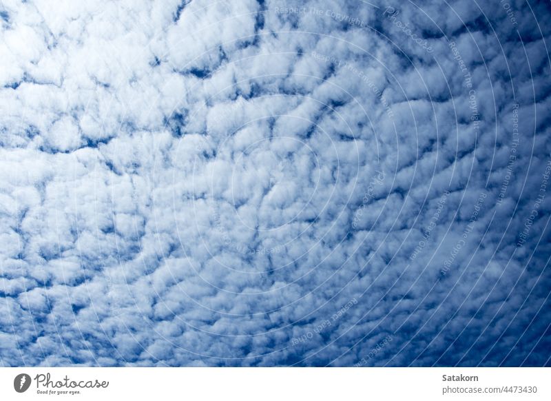 Weiße flauschige Wolken am strahlend blauen Himmel mit Licht von der Sonne Cloud weiß fluffig Hintergrund Tag Blendung blitzen Natur im Freien Raum Sonnenlicht